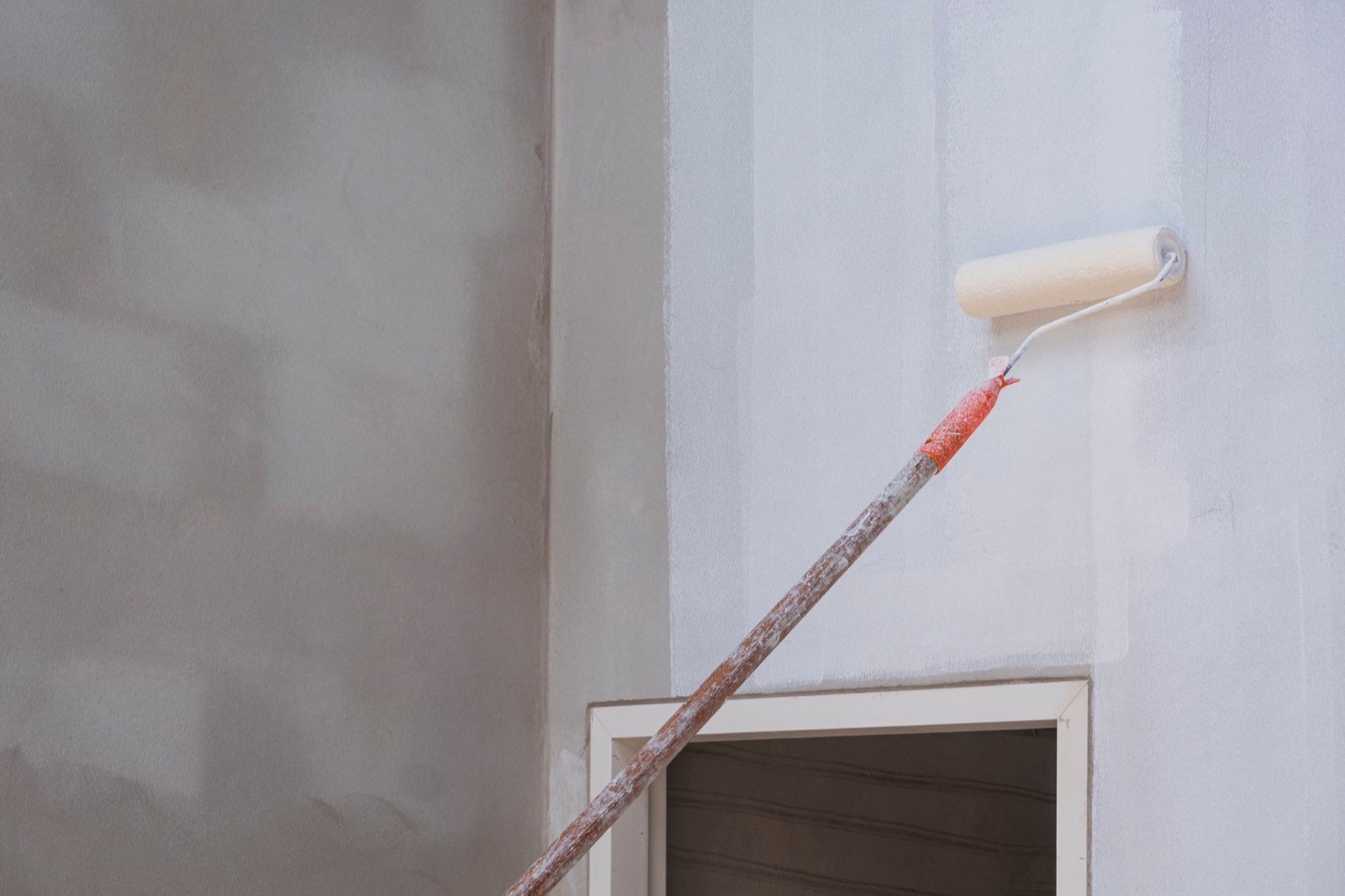 Uniform colored tile grout finish with efflorescence resistance