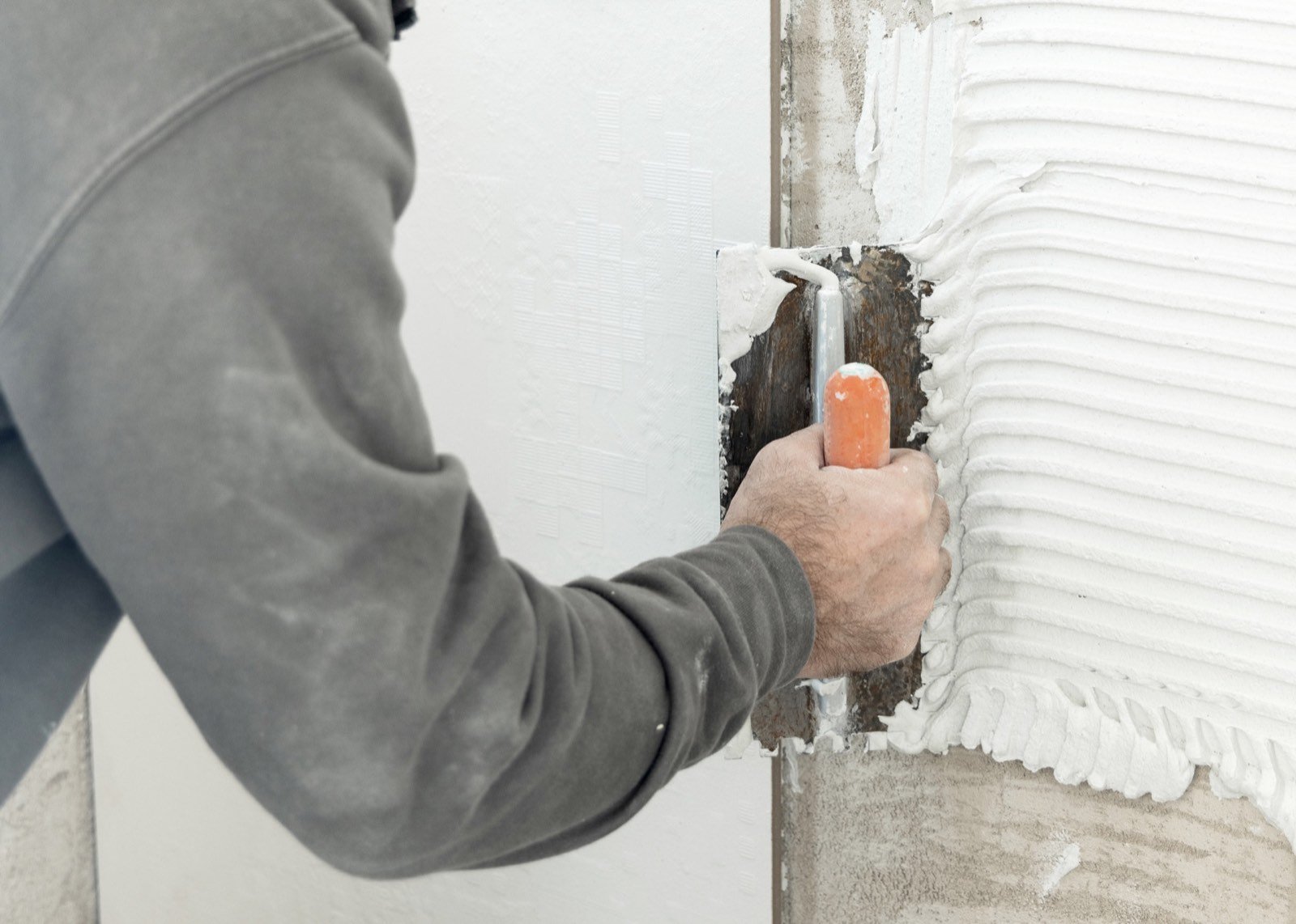 Large format tile installation with flexible tile adhesive