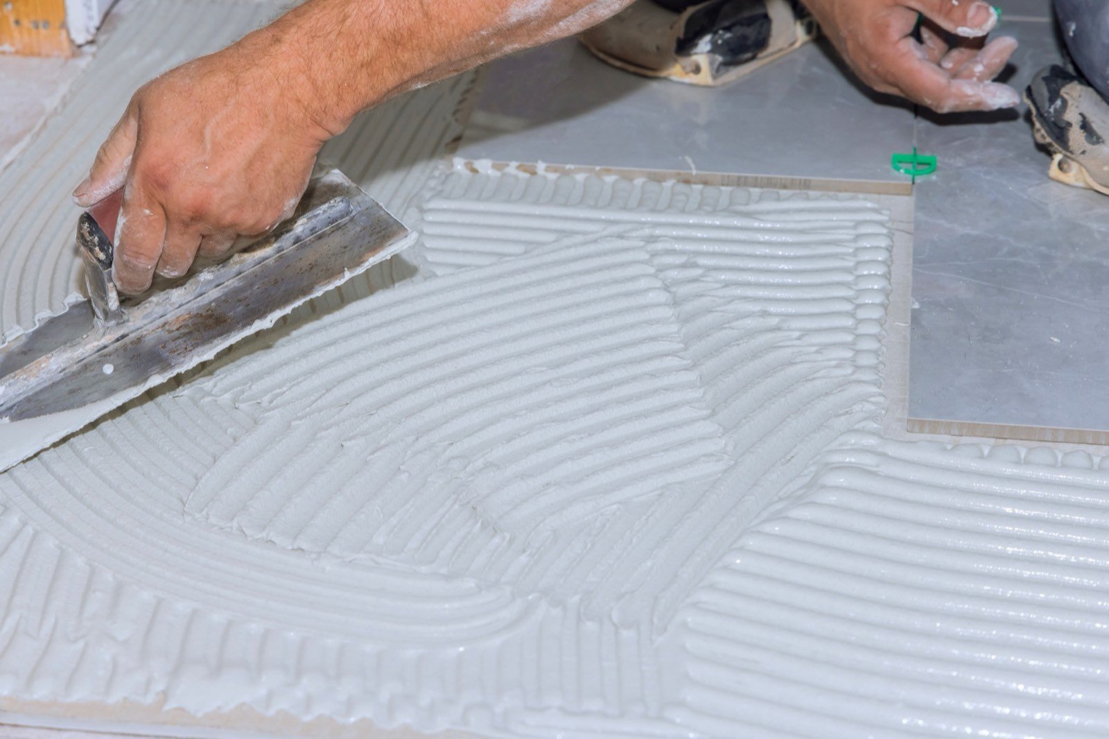Tile grout installation with freshly spread mortar