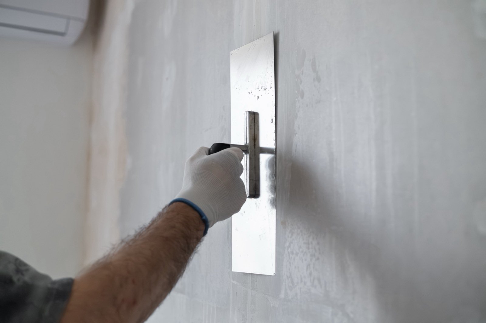 Wall putty and skim coat application on smooth interior wall